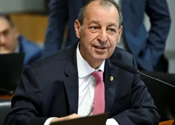 Omar Aziz (PSD) tem 51%, ante 37% de Maria do Carmo (PL) no Amazonas, mostra Quaest
