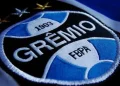 Grêmio suspende torcedor acusado de fazer gestos racistas no Gre-Nal