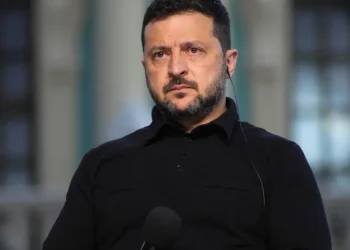 Limitação ao Starlink afeta militares da Ucrânia; Zelenski se diz traído por acordo Trump-Putin