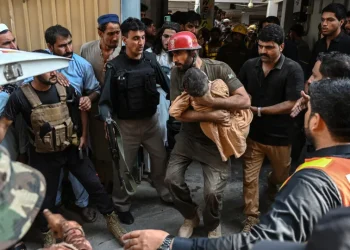 Imagens do desabamento no Paquistão que deixou 34 crianças mortas