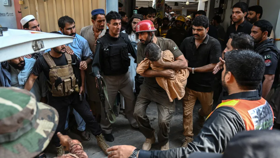 Imagens do desabamento no Paquistão que deixou 34 crianças mortas
