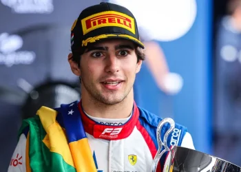 Brasileiro Rafael Câmara é anunciado como piloto da Haas na F1 em 2027