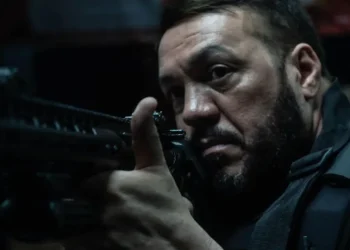 Belo sofre acidente com artefato de fogo em gravação de série da Globo