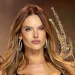Alessandra Ambrósio volta ao desfile da Victoria
