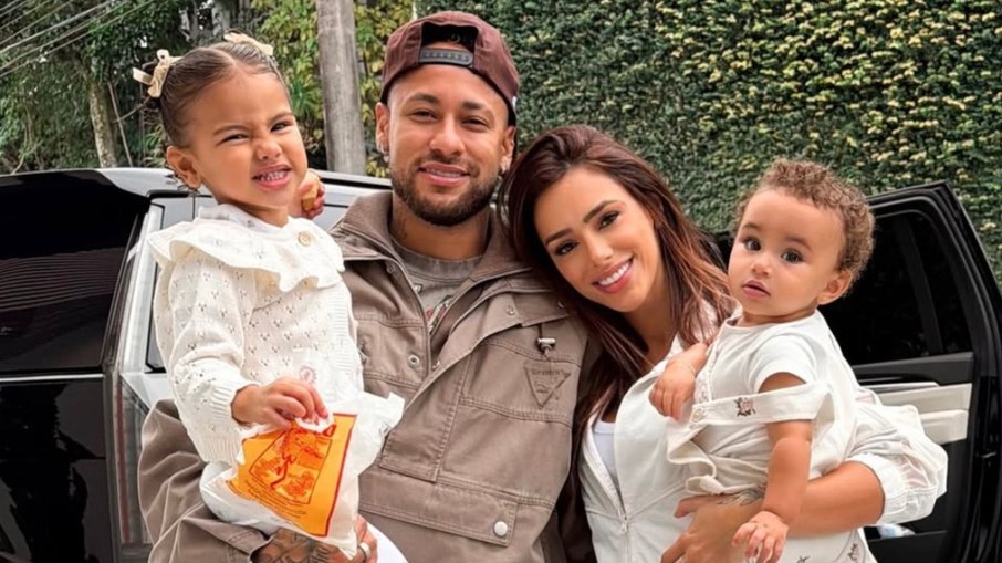 Neymar e Bruna Biancardi com as filhas