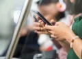"Irrita": Reino Unido multará quem ouve música sem fones nos transportes