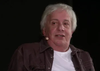 Marco Nanini é vaiado após interrupção de peça por problema com intérprete de Libras