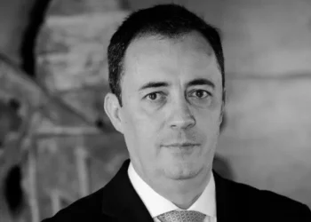 Reitor de PUC morre ao ser atingido com acrílico em museu nos EUA
