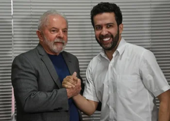 Janones sai do hospital, compara Lula a Messi e diz que petista não precisa usar redes sociais