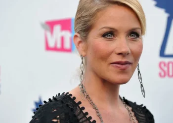 Christina Applegate descobre erro em diagnóstico de esclerose múltipla após cinco anos