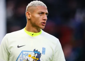Richarlison apresenta documentos de compra de propriedade em disputa com Flávio Bolsonaro