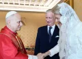 Apenas estas sete mulheres podem usar branco na presença do Papa