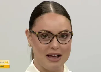 Apresentadora chora ao vivo ao anunciar afastamento da TV; vídeo