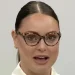 Apresentadora chora ao vivo ao anunciar afastamento da TV; vídeo