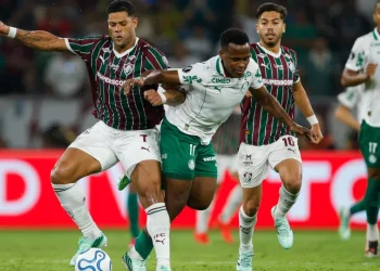 Arias celebra vitória e minimiza vaias da torcida do Fluminense: