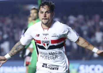 Artur desencanta, São Paulo vence Vasco e sonha com Libertadores