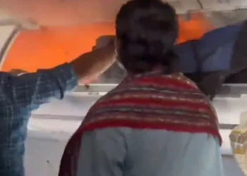 Bateria pega fogo dentro de avião com 180 passageiros; veja vídeo
