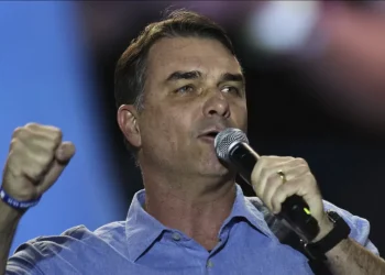 Bet de investigado por fraude do INSS pagou voos de Flávio Bolsonaro na Europa