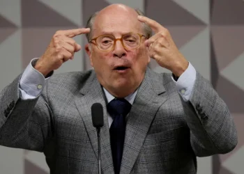 'Caminho do precipício', diz autor de pedido de impeachment de Dilma ao criticar Flávio
