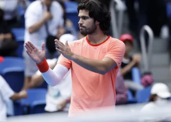 Carlos Alcaraz volta a ser campeão e conquista torneio de Tóquio