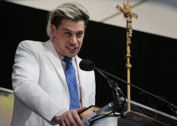 Comentarista pró-Trump que defendia deportações é expulso dos EUA
