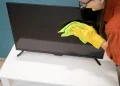 Como limpar a tela da TV sem danificar: 7 dicas para tirar manchas