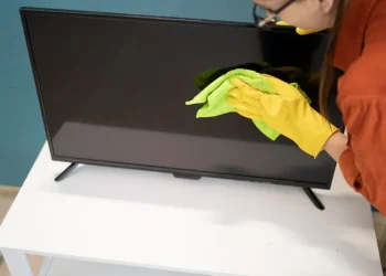 Como limpar a tela da TV sem danificar: 7 dicas para tirar manchas