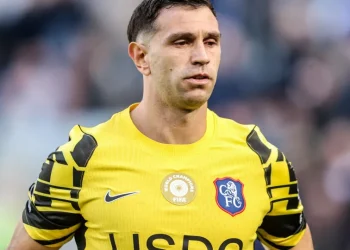 Dibu Martinez passa por cirurgia na mandíbula após choque de cabeça: