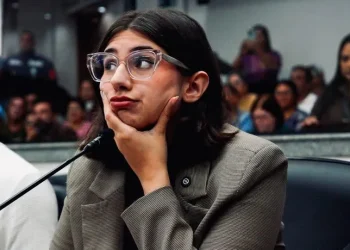 Eleita com quase 2 milhões, deputada diz que feminicídio