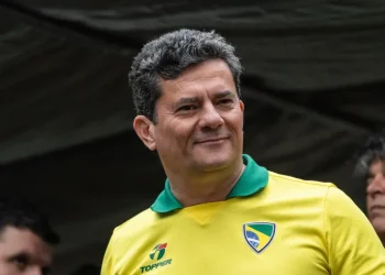 Em campanha com Flávio, Moro deixa de votar sobre fim da escala 6x1