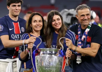 Filha do treinador do PSG se envolve em grave acidente de carro