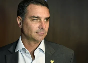 Fim da escala 6x1 é aprovado; Flávio quer mudar regra se eleito; entenda