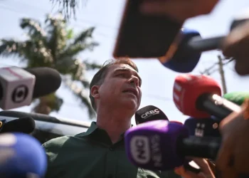 Flávio diz que nomear o pai para cargos