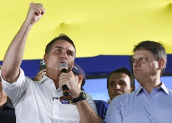 Flávio e Tarcísio espalham vídeo falso sobre ato pró-Lula; TSE reage