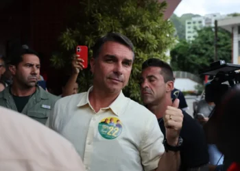 Flávio não deve abrir sigilos após desafio de Lula, dizem aliados