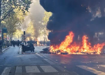 França mergulhou em caos e violência durante protestos. O que aconteceu?