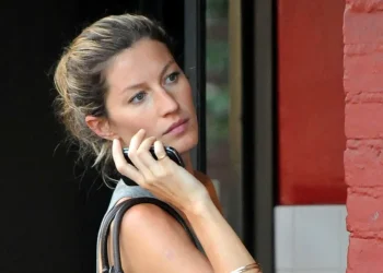 Gisele Bündchen é vista com pé imobilizado e usando muletas nos Estados Unidos