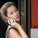 Gisele Bündchen é vista com pé imobilizado e usando muletas nos Estados Unidos