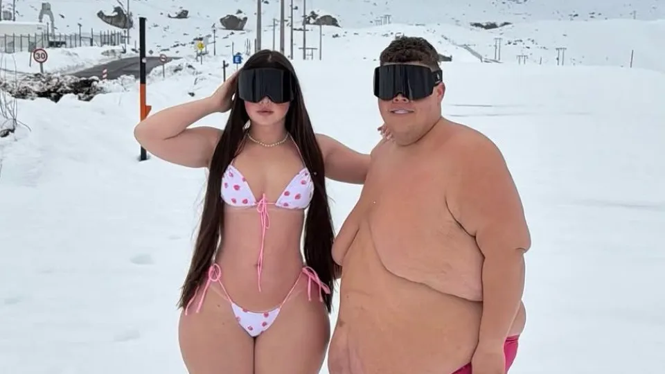 Gordão da XJ posa de sunga na neve com noiva de biquíni; veja fotos