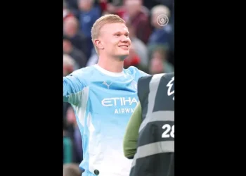 Haaland marca contra o Liverpool e comemora com torcida do City; veja