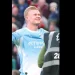 Haaland marca contra o Liverpool e comemora com torcida do City; veja
