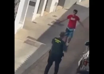 Homem é preso após matar os pais com halter na Espanha