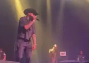 Imagens chocantes mostram cantor dando tapa em mulher durante show