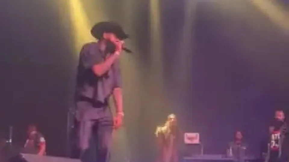 Imagens chocantes mostram cantor dando tapa em mulher durante show