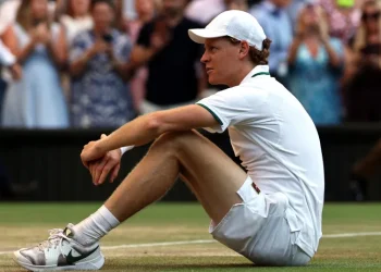 Jannik Sinner encerra temporada de 2026 por lesão no joelho