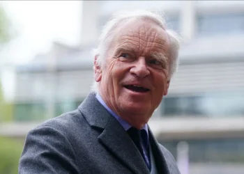 Jeffrey Archer morre aos 86 anos; escritor vendeu 300 milhões de livros