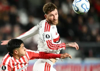 Léo Pereira critica campo em La Plata, mas considera bom o empate diante do Estudiantes