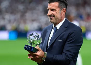 Luís Figo pode disputar presidência da FIFA contra Infantino em 2027