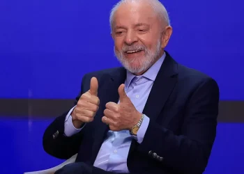 Lula diz carregar