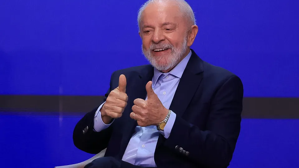 Lula diz carregar